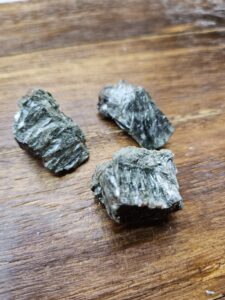 PIERRES ROULÉES SERAPHINITE BRUTE