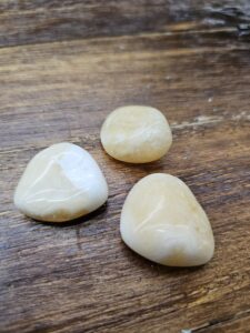 PIERRES ROULÉES CALCITE JAUNE