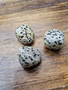 PIERRES ROULÉES JASPE DALMATIEN