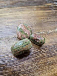 PIERRES ROULÉES UNAKITE