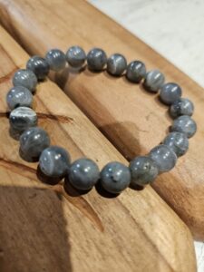 Bracelet émaillé en perles gris bleuté sur bois, esprit artisanal pour AuTroisièm'Oeil