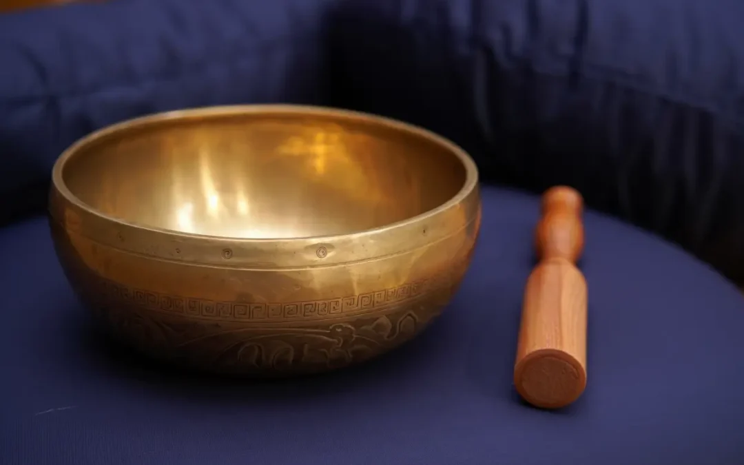 Bol tibétain avec maillet sur coussin