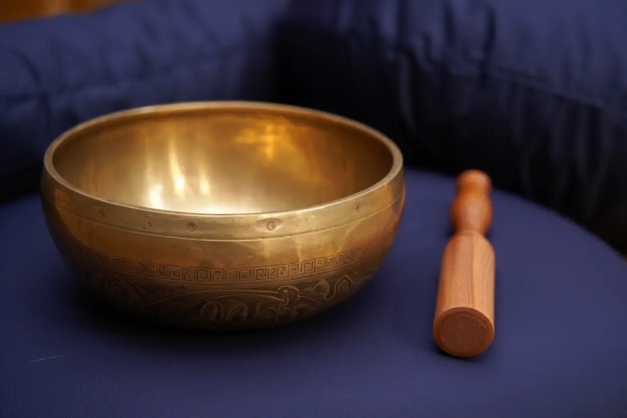 Bol tibétain avec maillet sur coussin