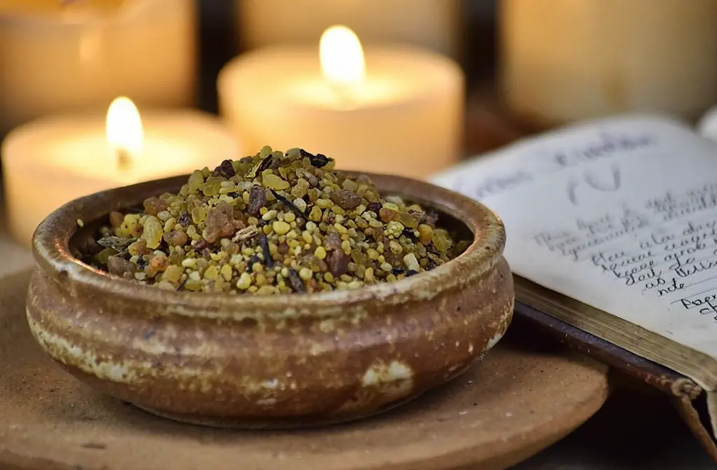 Résine d'encens d'oliban dorée dans un brûleur céramique sur un autel de méditation spirituelle.