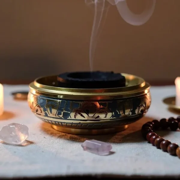 Brûler de l&rsquo;encens: Signification spirituelle et symbolique de la fumée